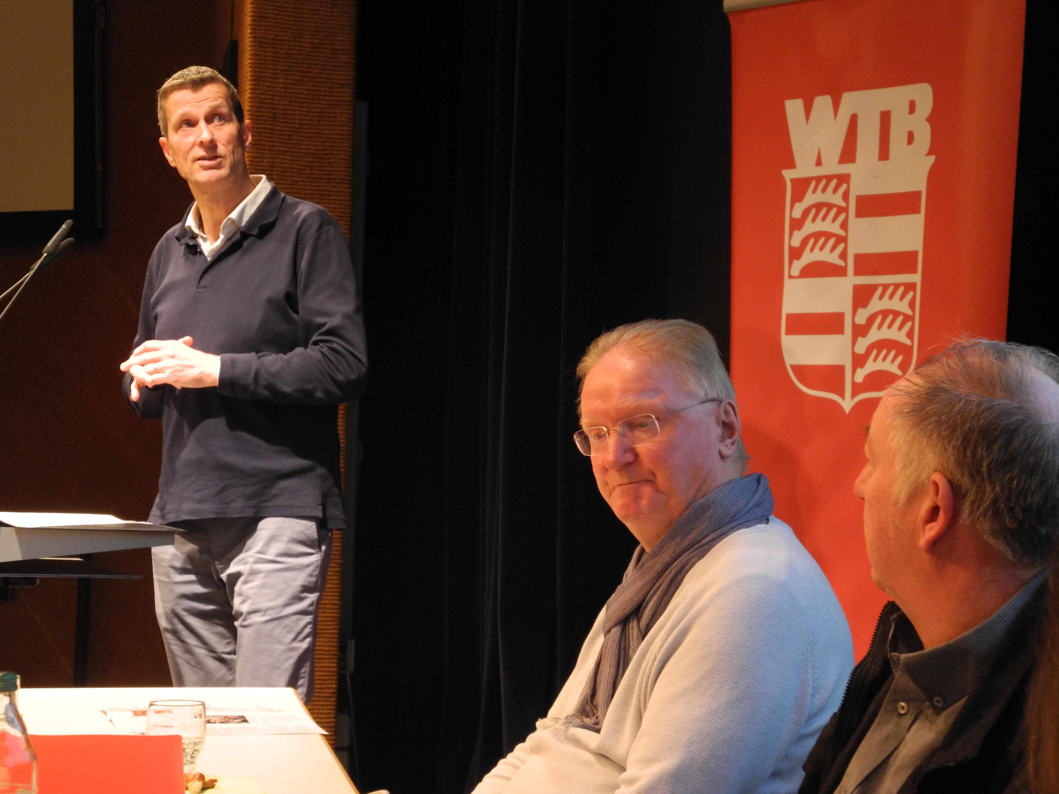 Torsten Kronshage, Abteilungsleiter der TA SV Böblingen, stellte der Versammlung in Maichingen das inzwischen bis zur Baugenehmigung gereifte Projekt „Padel-Plätze“ vor. Bild: Volkmann