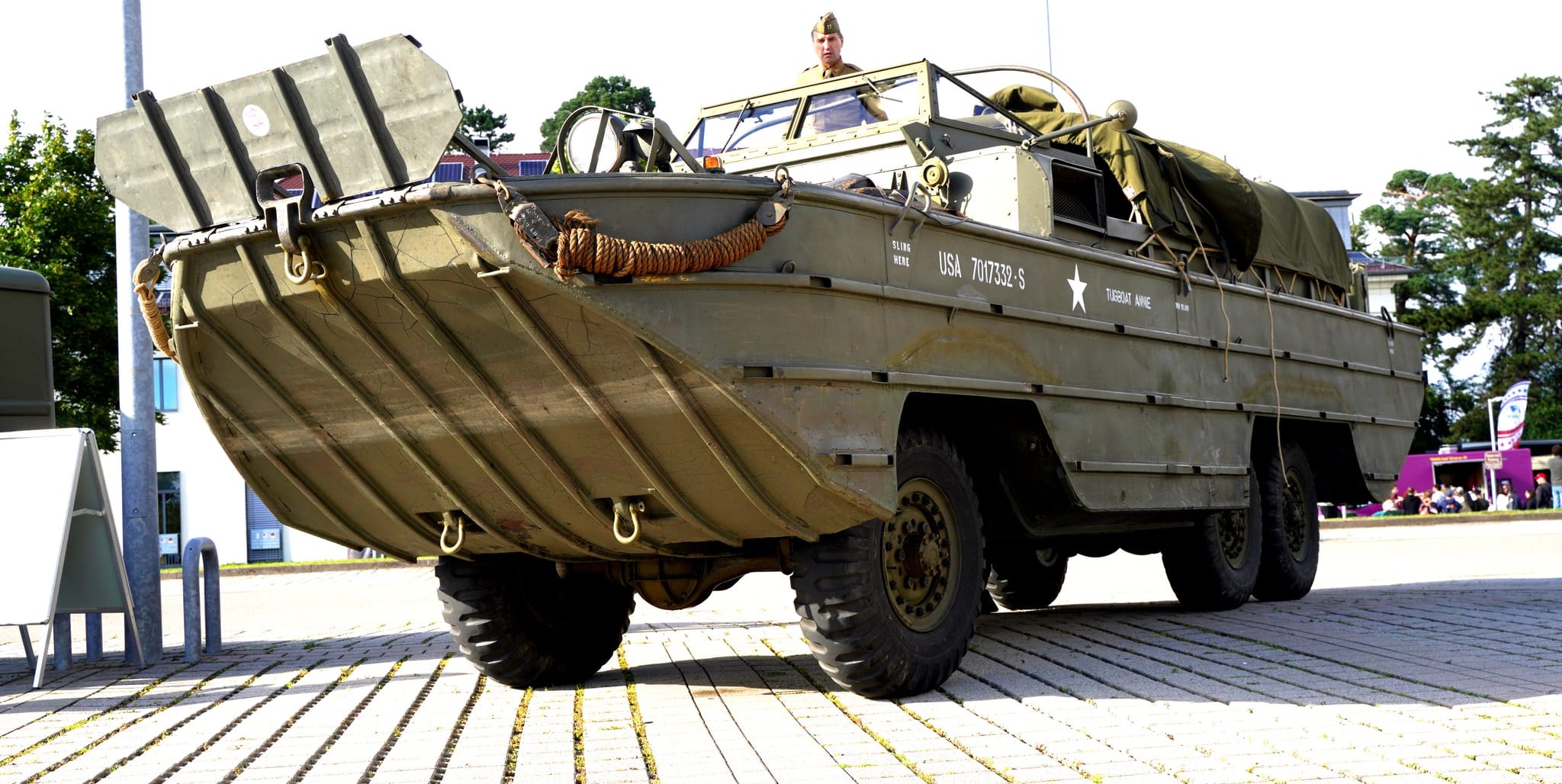 Auch Militärfahrzeuge konnte man begutachten: Das Amphibienfahrzeug kann auf dem Wasser fahren: Es wurde beispielsweise im Zweiten Weltkrieg dazu verwendet, um Fracht von Schiffen an Land zu bringen.