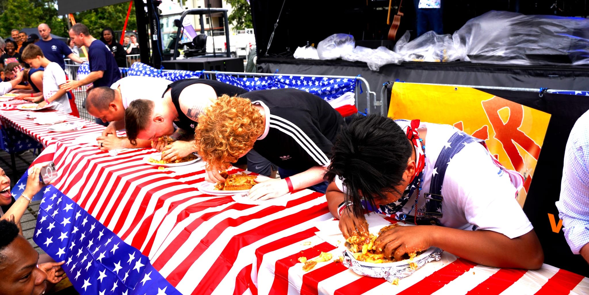 So schnell wie möglich den Apfelkuchen verdrücken: Darum geht's beim Apple Pie Eating Contest.