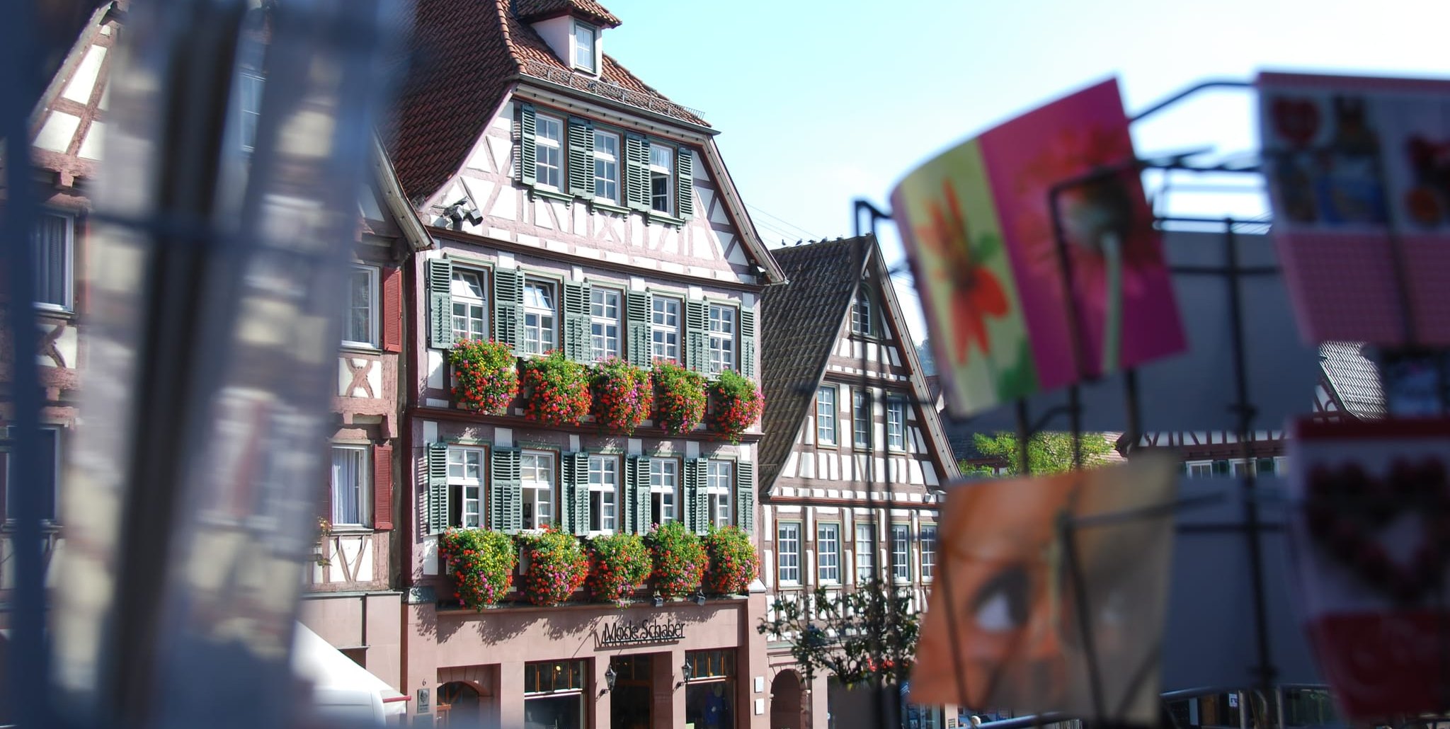 Der Calwer Marktplatz mit seinen Fachwerkhäusern. In der Mitte ist das Haus zu sehen, in dem Hermann Hesse am 2. Juli 1877 geboren wurde. Die Besitzer des Modehauses Schaber öffnen das Geburtszimmer auf Nachfrage auch für Besucher.