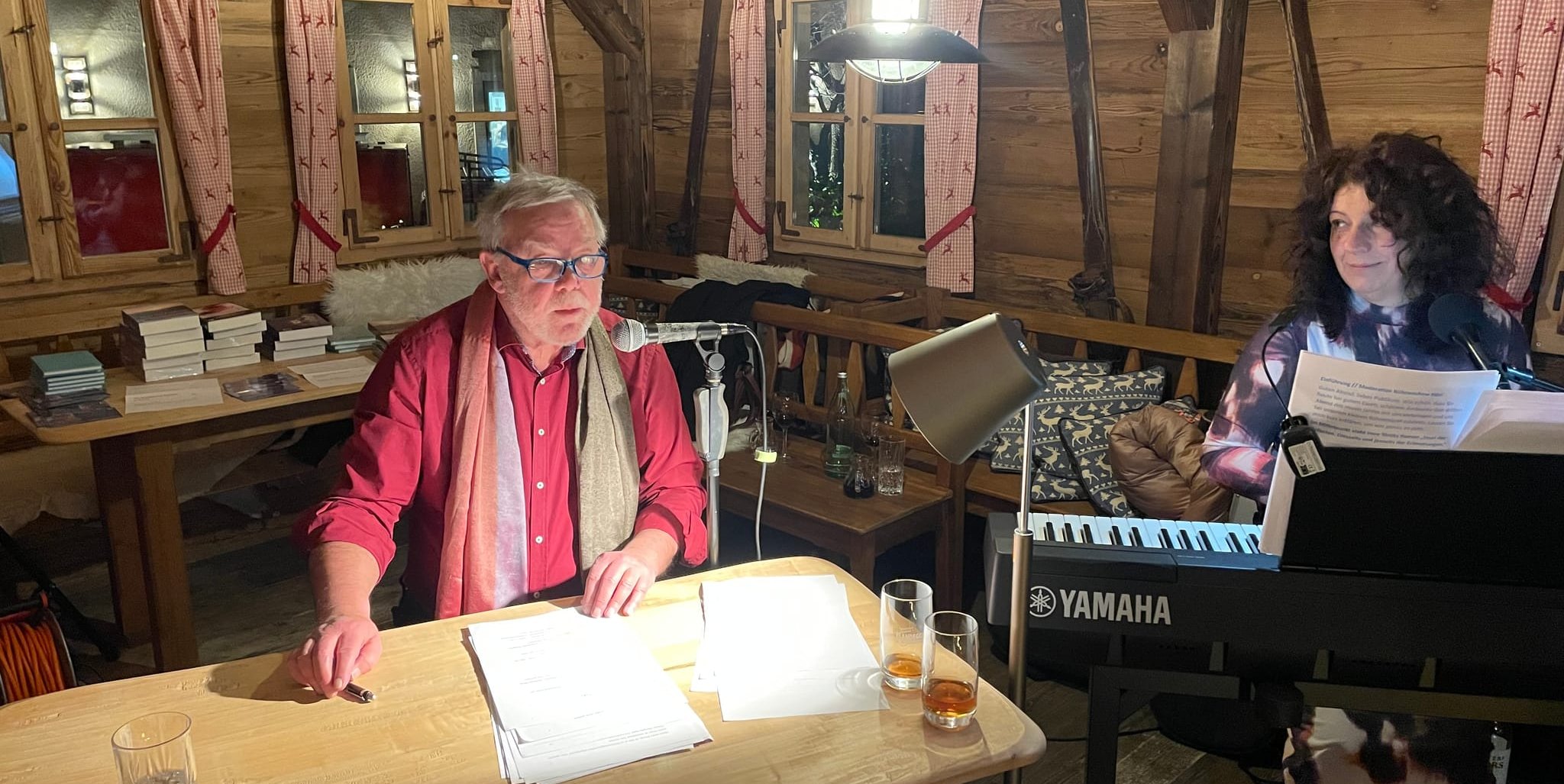 Imre Török (links) und Agathe Paglia kommen mit dem musikalisch-literarischen Programm „Unterwegs ins Paradies“, das sie Anfang 2025 im Hirschen des Höri-Ortes Horn am Bodensee präsentiert haben, zur Biennale Sindelfingen.