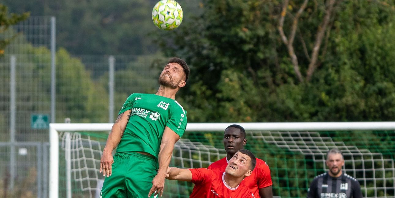Maichingens Heiko Schall gegen Weilimdorf: Da will man gar nicht hinschauen.Bild: Eibner-Sportfoto
