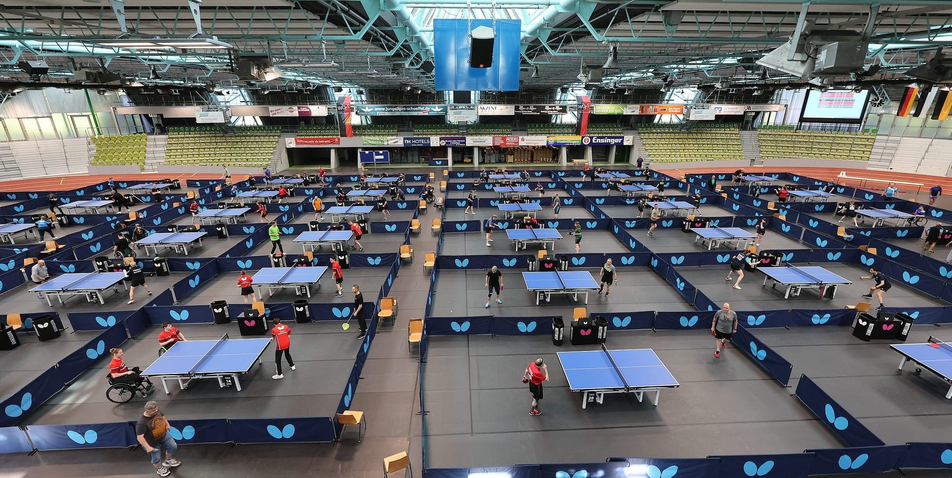 Die 36 Spieltische in der Arena – sechs weitere wurden zum Einspielen in der Judohalle nebenan platziert - gaben ein imposantes Bild ab. Bilder: Holzapfel