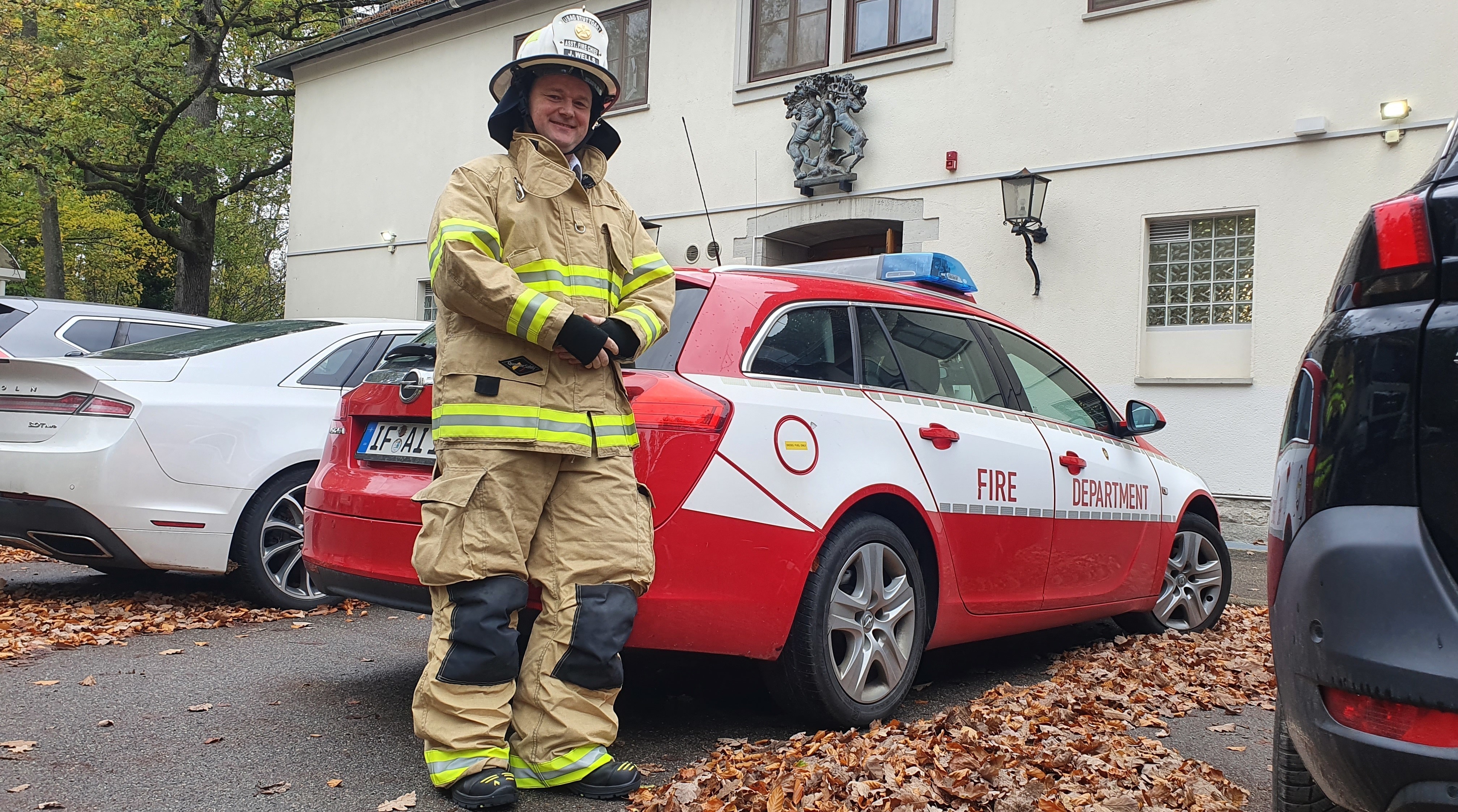Ausbildungsleiter Jimmy Wells vor dem Eingang in die Wache.      Bild: Wegner