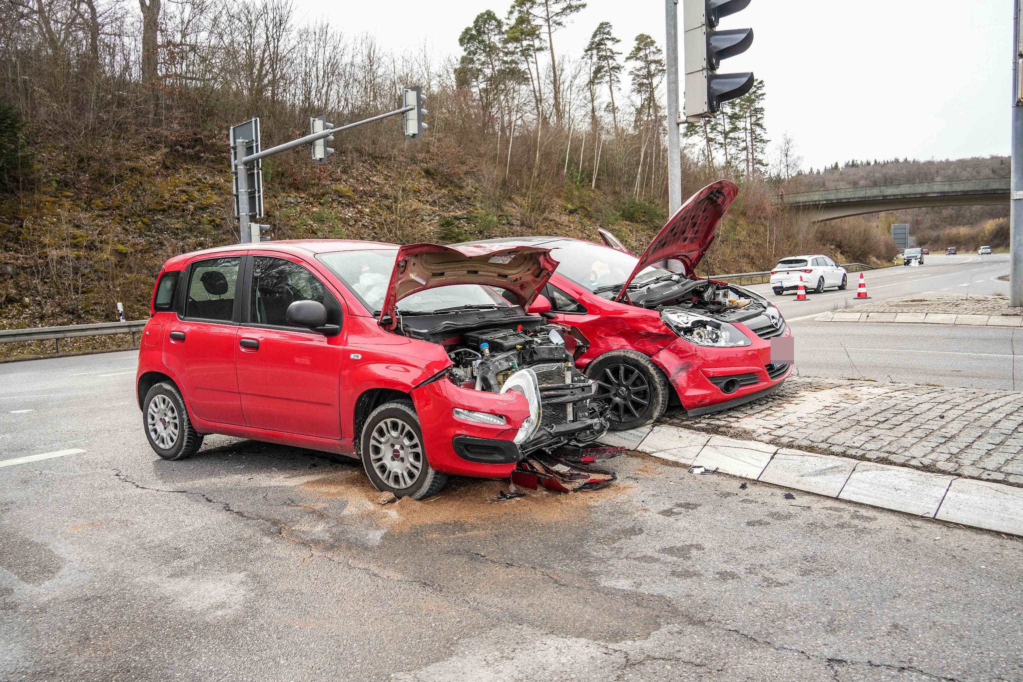 Beide Autos mussten abgeschleppt werden.