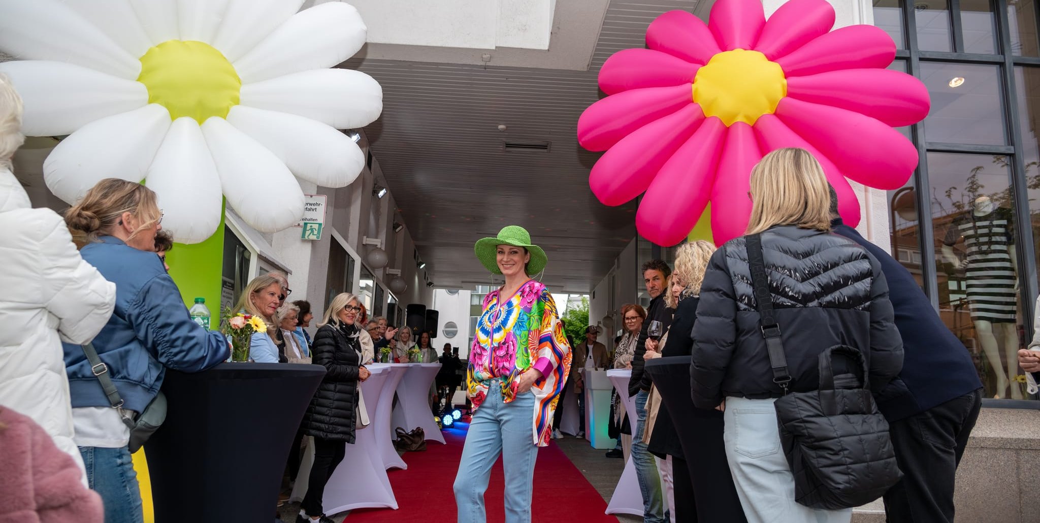 Modenschau für einen guten Zweck, wie bei der Aktion „Sindelfingen blüht auf 2024“ zeigt Irene Georgii am Freitag aktuelle Mode. Bild: Nüßle