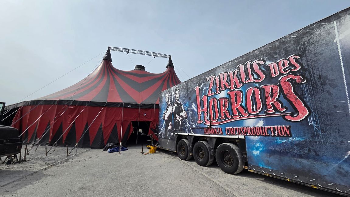 Das Zelt steht: Auf dem Flugfeld in Böblingen wächst der „Zirkus des Horrors“ zur neuen Spielstätte. Bilder: Klemm