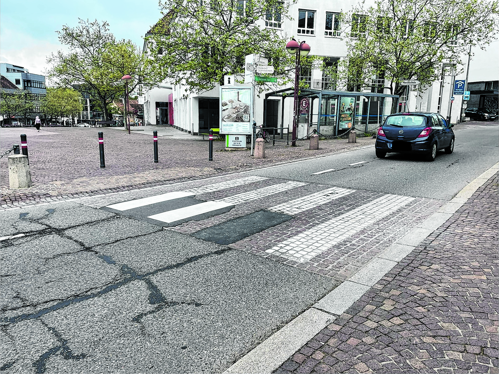 Der edle Stein verschwindet unter schwarzem Asphalt. Bild: Gospodarczyk