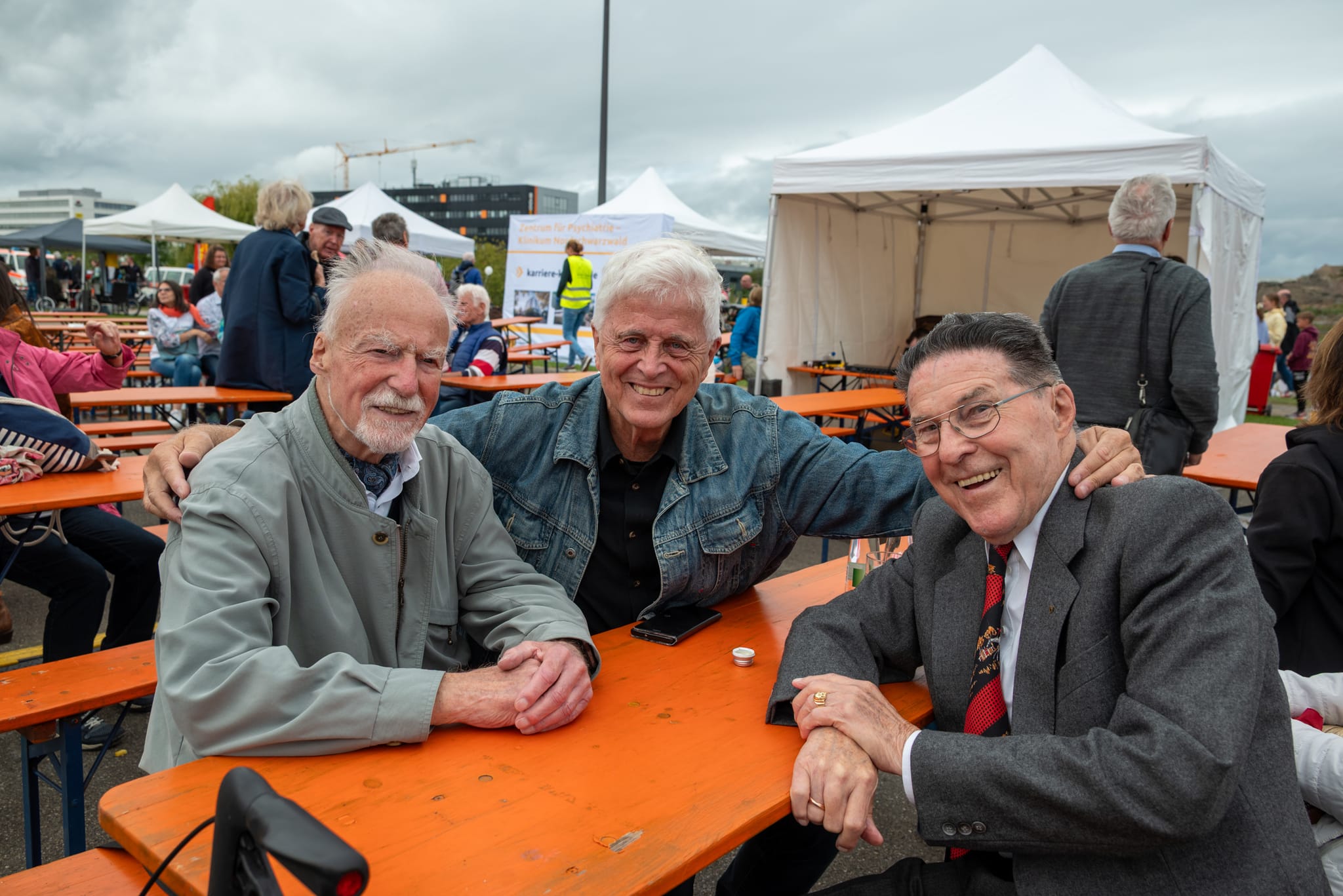 Reinhard Knoblich (von links) und Hans-Jürgen Sostmann im Gespräch mit Heinz Riediger.
