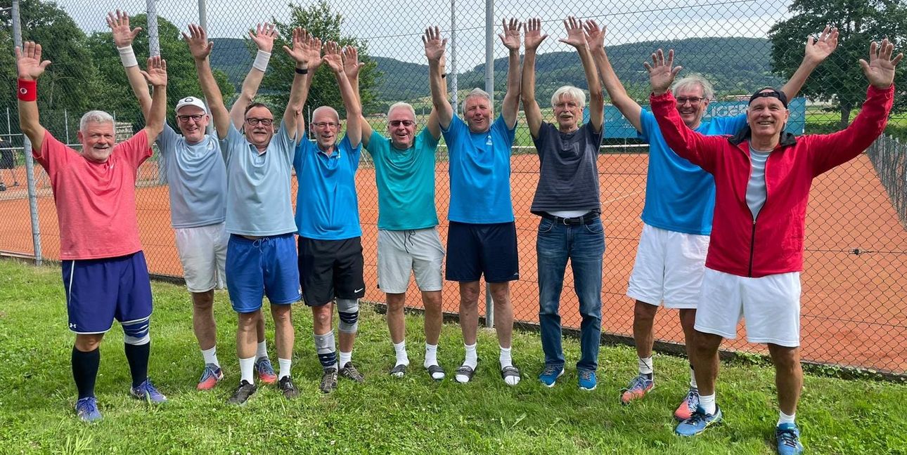 Das Aufsteigerteam Herren 65 des TC Ehningen:Joachim Schlegel, Martin Lauffer, Eugen Lengerer, Andreas Müller, Stefan Weigeldt, Rainer Roth, Bernd Obenauf, Wolfgang Pietsch und Heinz-Günther Schaudt. Zum Team gehörten auch Thomas Wurster, Heiner Schenk und Fritz Süß. Bild: z