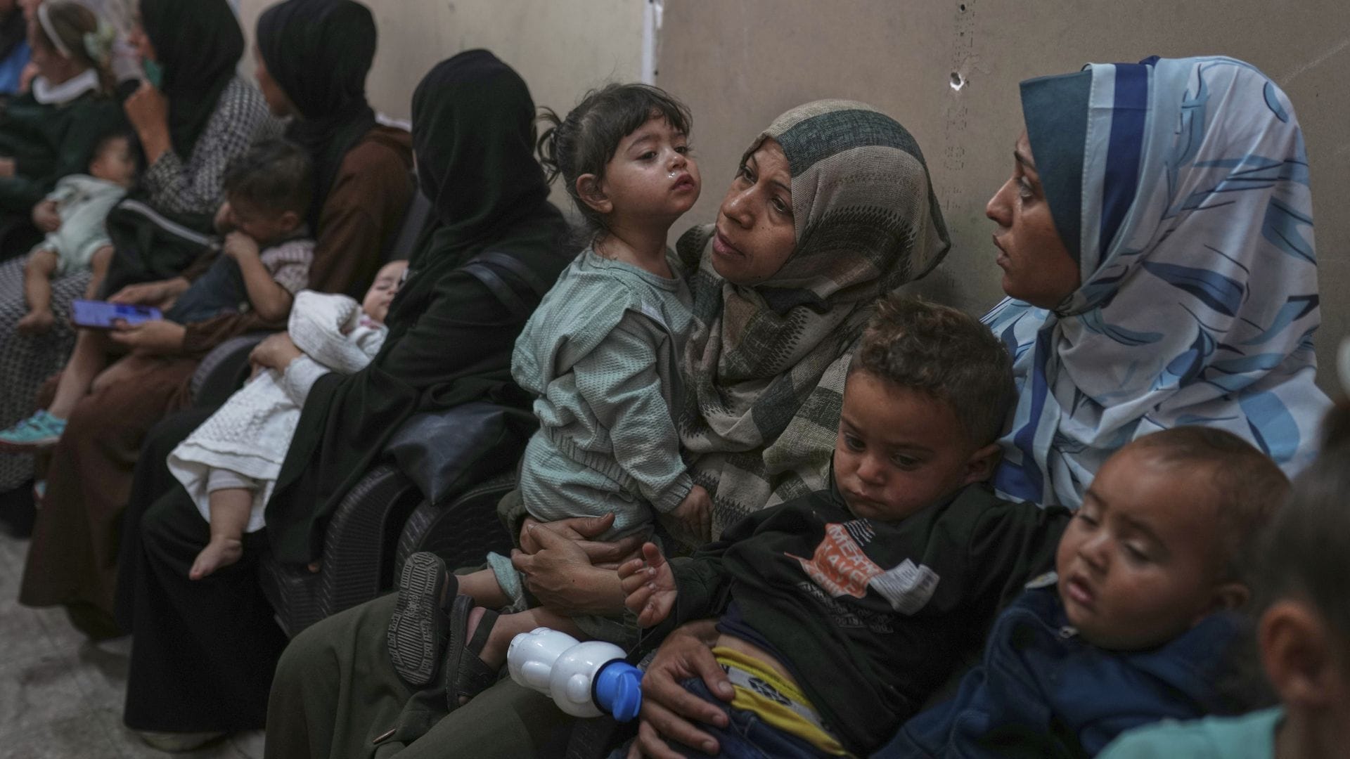 Palästinenserinnen warten mit ihren Kindern auf medizinische Versorgung in einer überfüllten Klinik in der Stadt Gaza (Archivfoto).