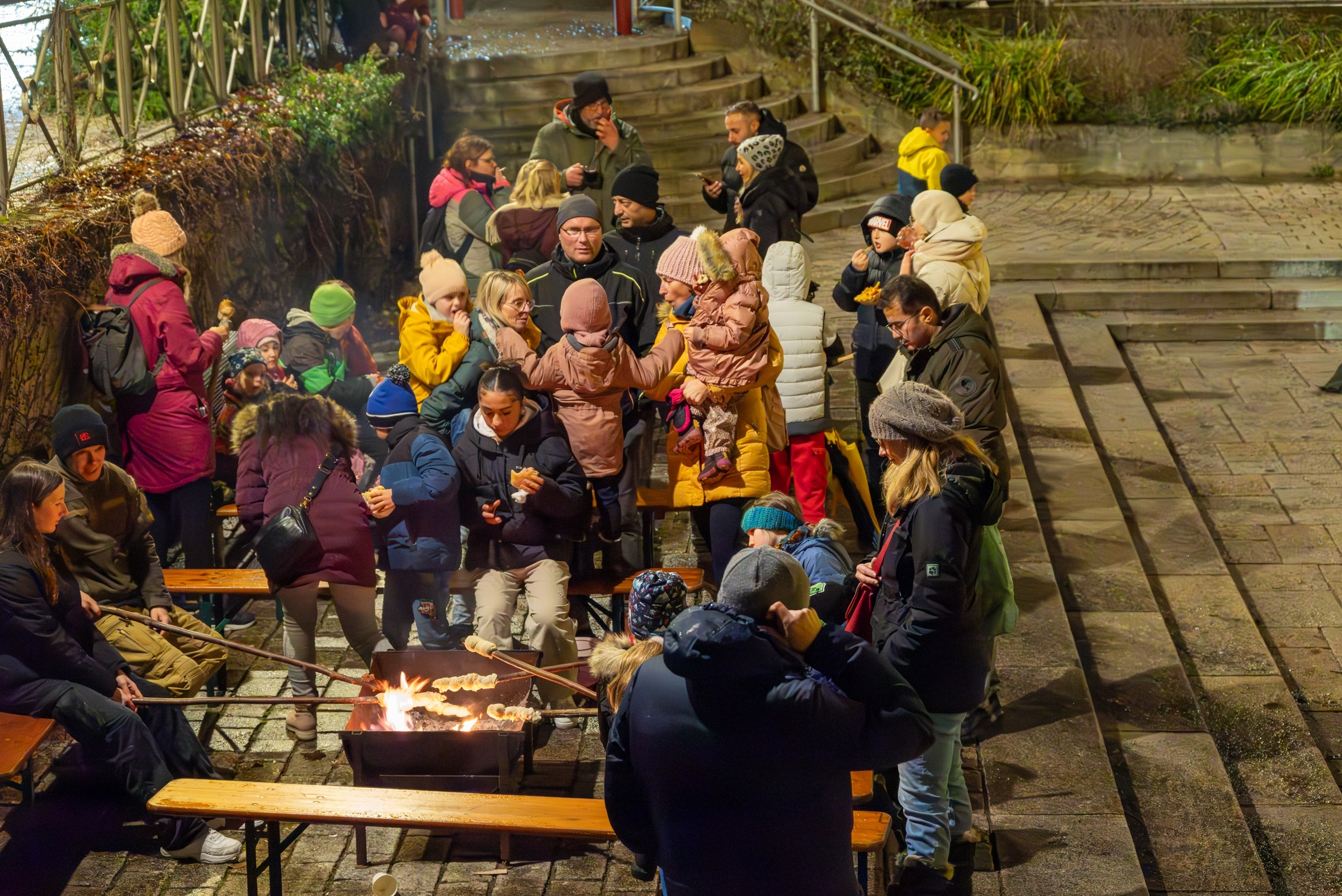 Beim Stockbrotbacken in Holzgerlingen konnte man sich zusätzlich etwas aufwärmen.  Bild Nüßle