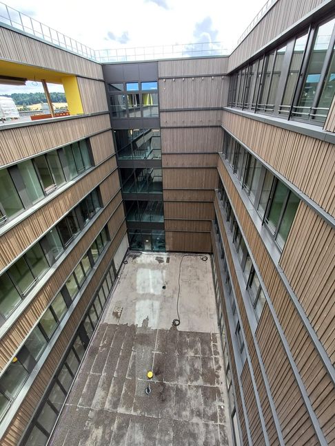 Der Innenhof wird noch begrünt und erhält auch eine „Living Wall“ aus Pflanzen.