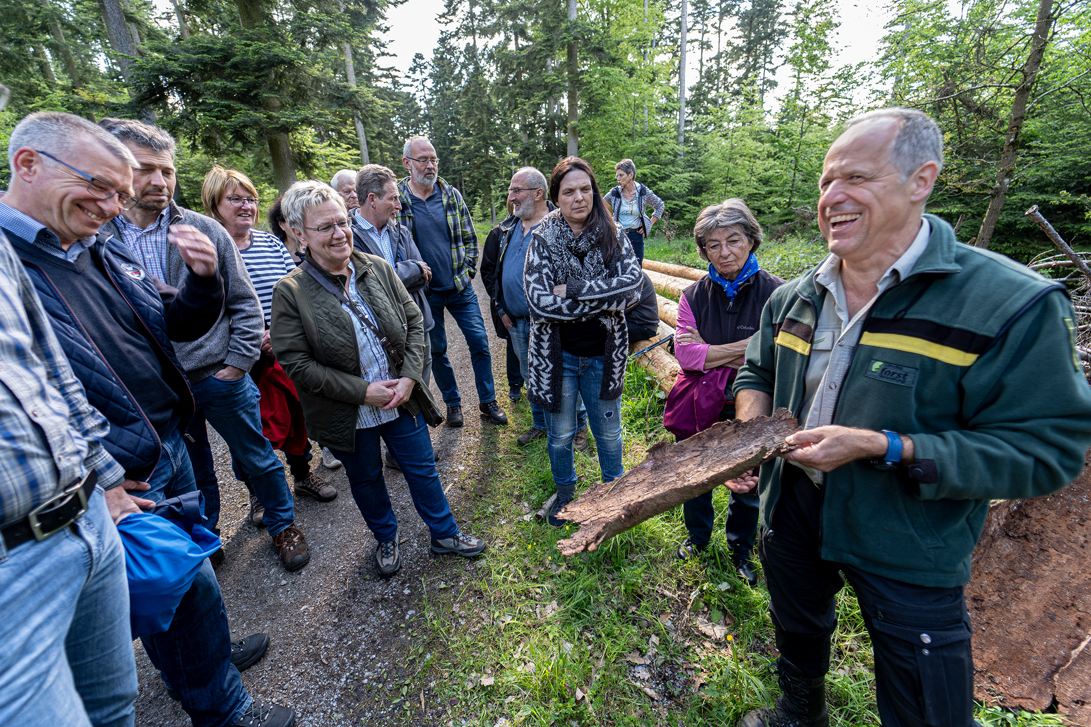 Schon bei einem früheren Waldbegang konnten die Schäden im Wald  von Revierförster Thomas Widmayer begutachtet werden. Bild: Richter