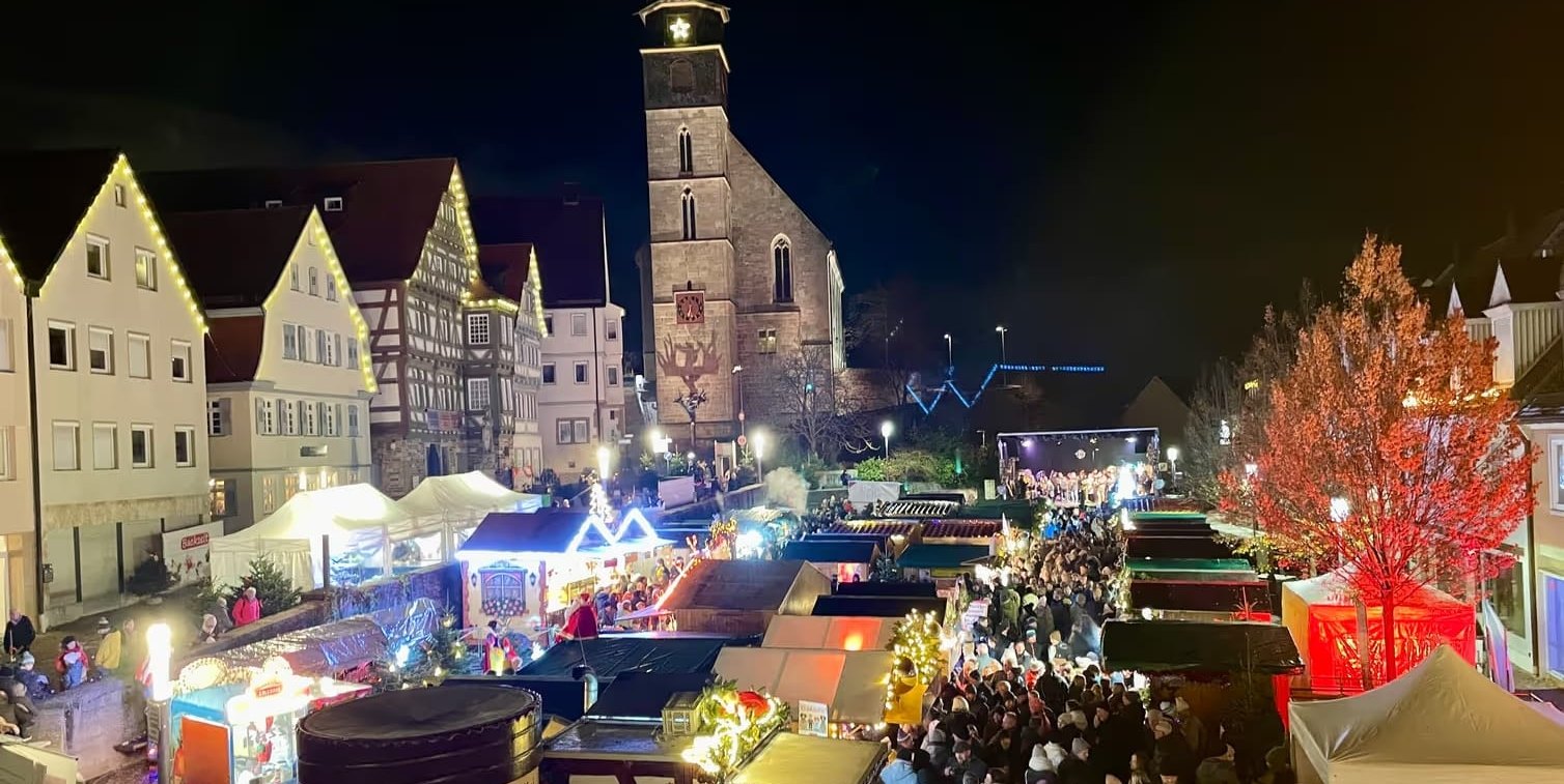 Der Böblinger Weihnachtsmarkt vor malerischer Altstadtkulisse. 	Bild: Dettenmeyer/A