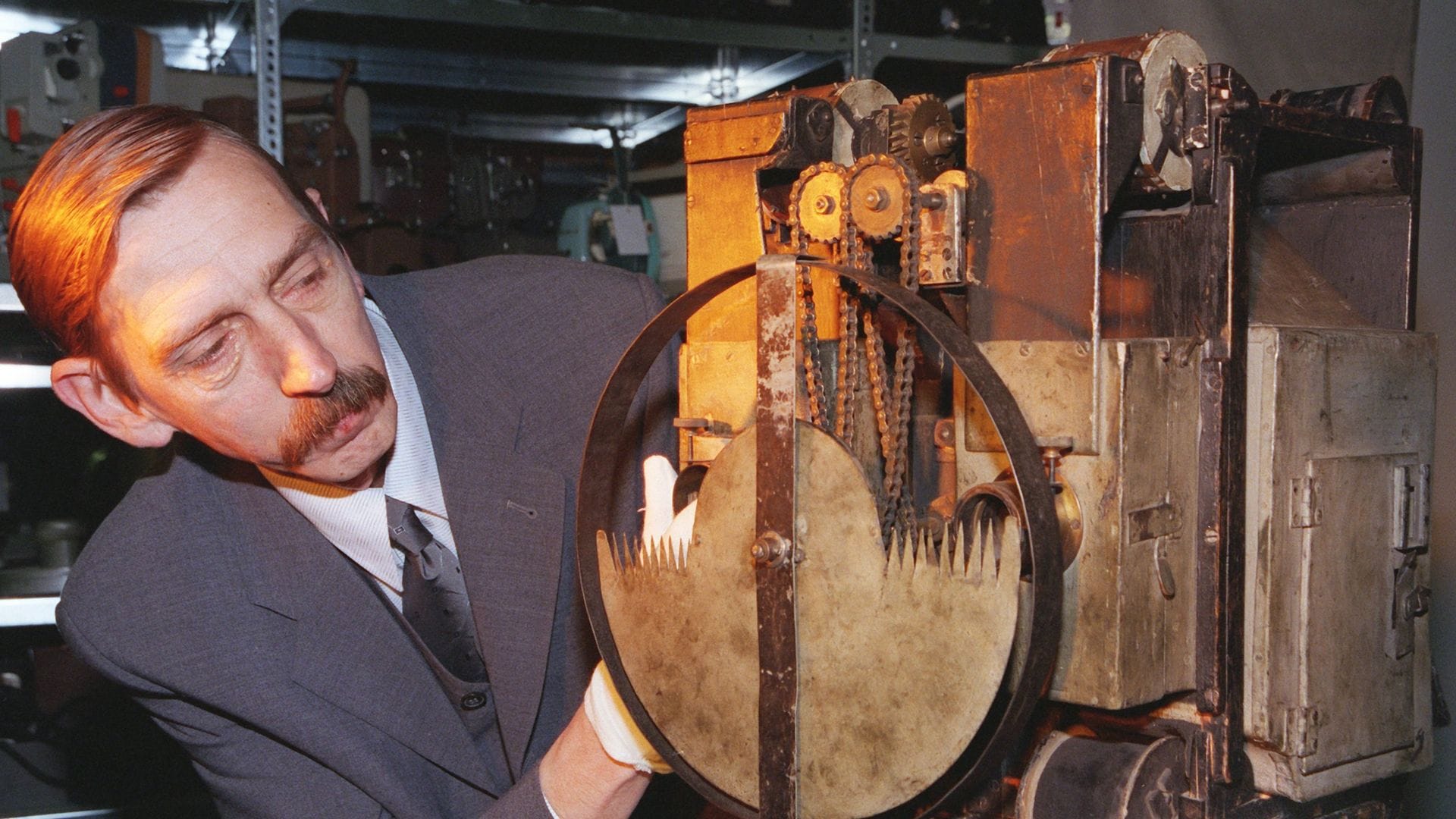 Das Bioskop, eine technische Neuerung, spielte zwei Filmstreifen abwechselnd und projizierte sie so auf die Leinwand. (Archivbild)