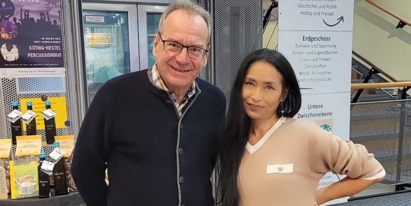 Ulrich Röhm freut sich mit Chinh Ngo.