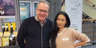 Ulrich Röhm freut sich mit Chinh Ngo.