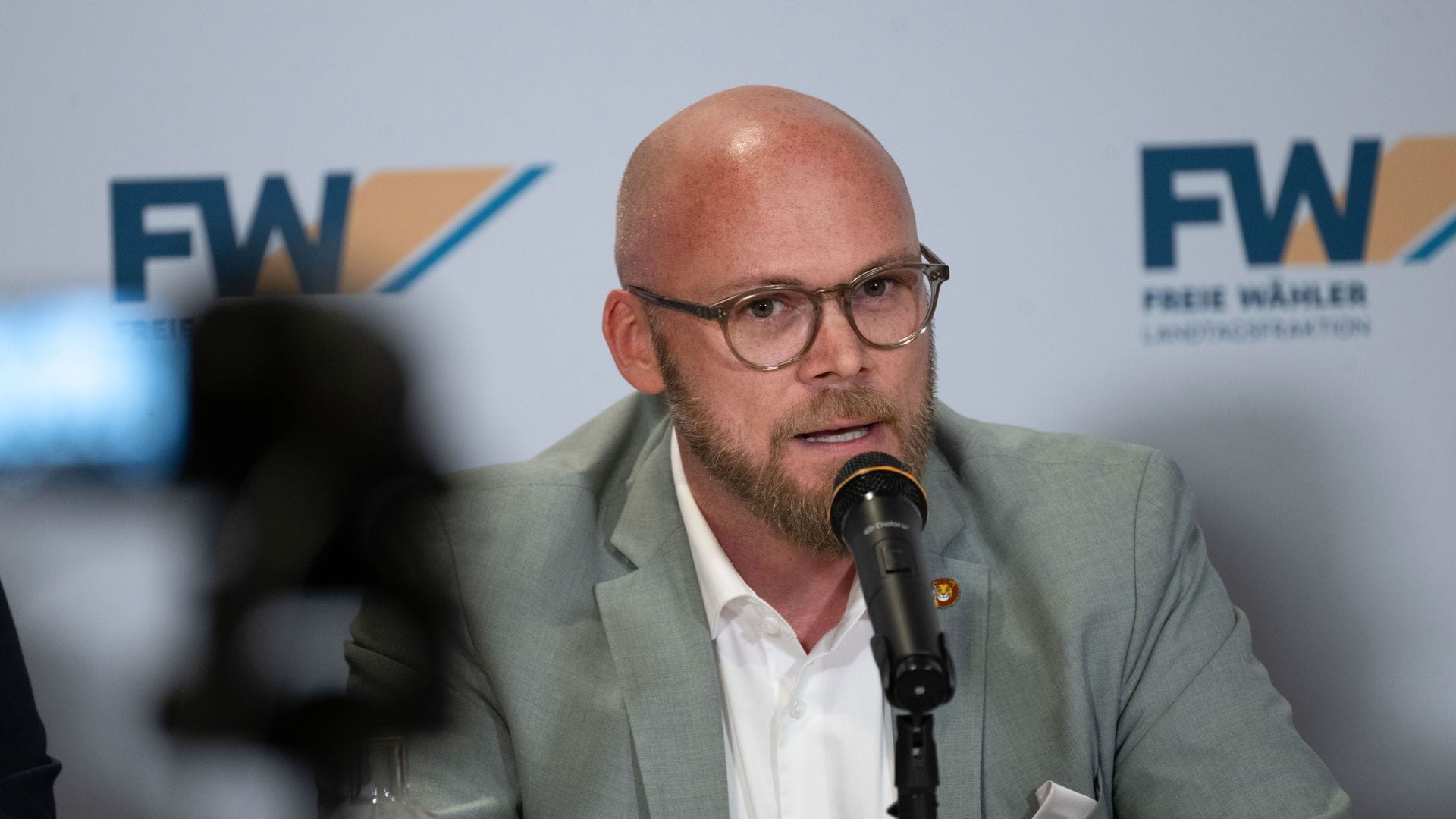 Was am Stammtisch kriminell sei, müsse auch im Netz sanktioniert werden können, sagt Bayerns Digitalminister Fabian Mehring. (Archivbild)