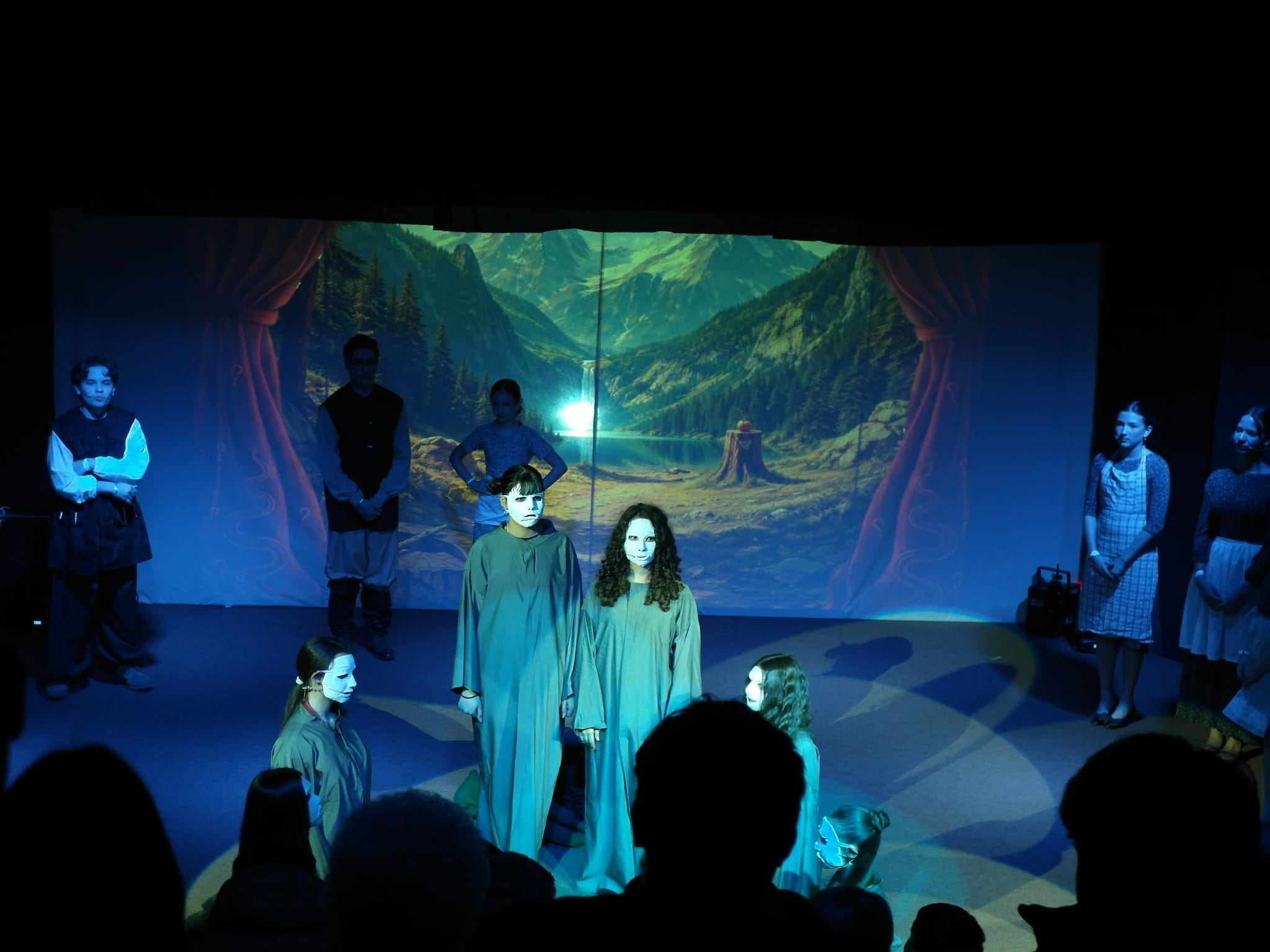 Bei zwei ausverkauften Vorstellungen mit jeweils gut 300 Zuschauern hat die Musical-AG der Sindelfinger Realschule am Goldberg die Produktion „Zweifel“ präsentiert.