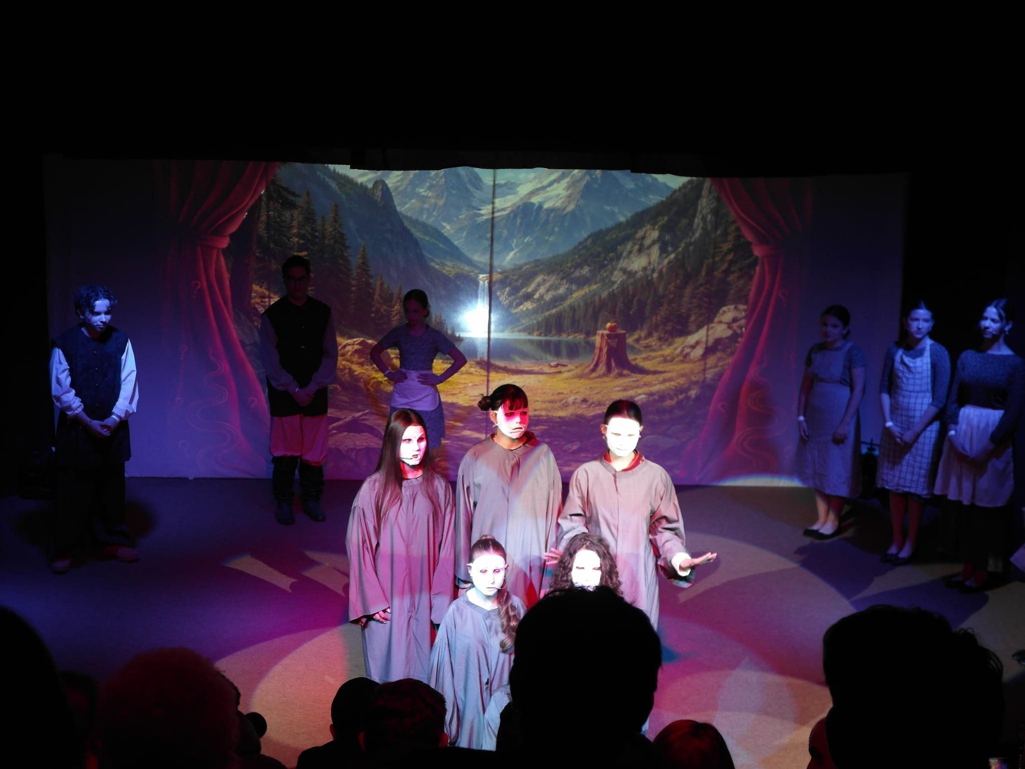 Bei zwei ausverkauften Vorstellungen mit jeweils gut 300 Zuschauern hat die Musical-AG der Sindelfinger Realschule am Goldberg die Produktion „Zweifel“ präsentiert.