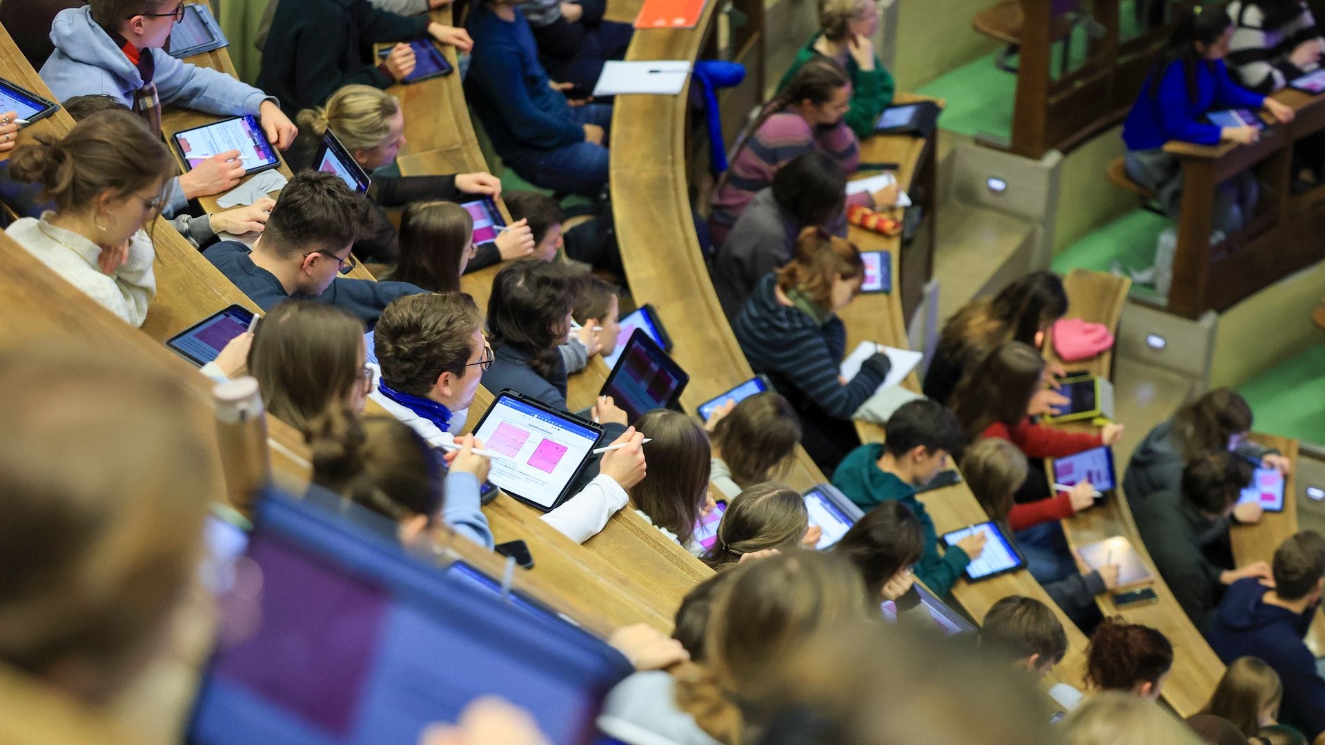 An Hochschulen gibt es fachspezifische Brückenkurse, um die Defizite auszugleichen. (Symbolbild)