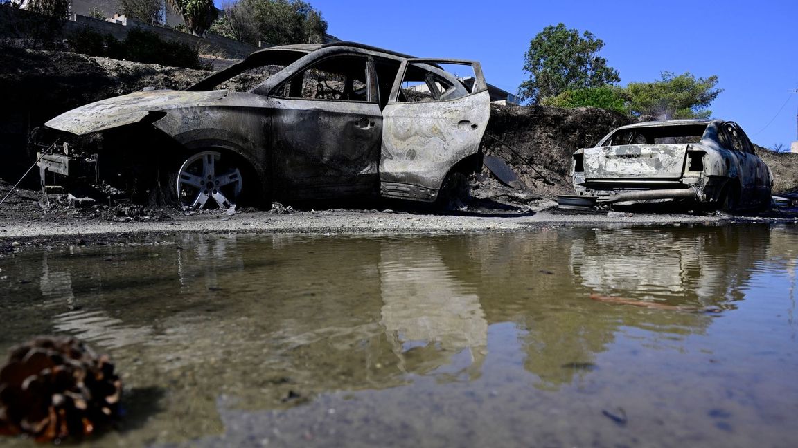 Ausgebrannte Autos in dem Dorf südöstlich von Athen.