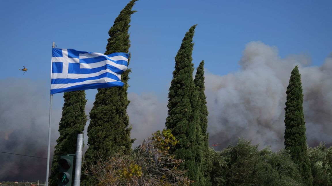 Die Behörden prüfen weiter die Ursachen der Feuer. In einer Ortschaft nahe Athen vermutet der Bürgermeister Brandstiftung.