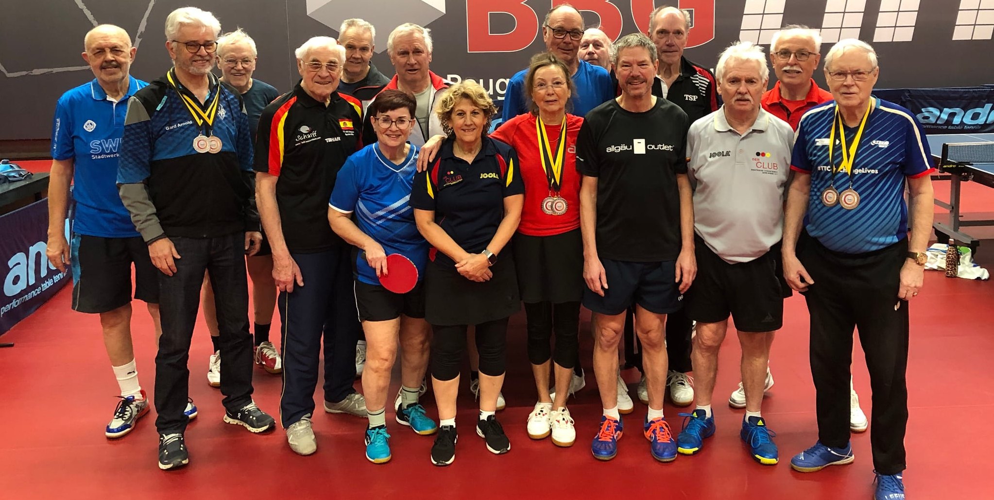 Gerd Arnold (Zweiter von links) und seine Tischtennis-Mitstreiter beim Seniorentraining in der Böblinger BBG-Arena. Bild: Holzapfel