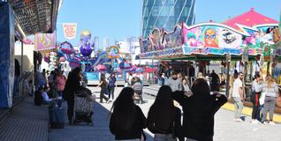 Blick über das Flugfeld: Familien schlendern zwischen Fahrgeschäften und Buden.