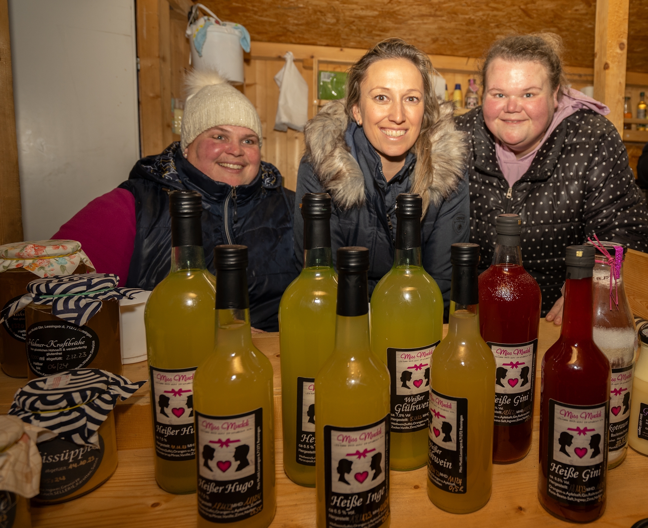 Sandra Kindler (Mitte) mit ihren Freundinnen Pamela (links) und Katrin Helmreich.    Bild: Richter