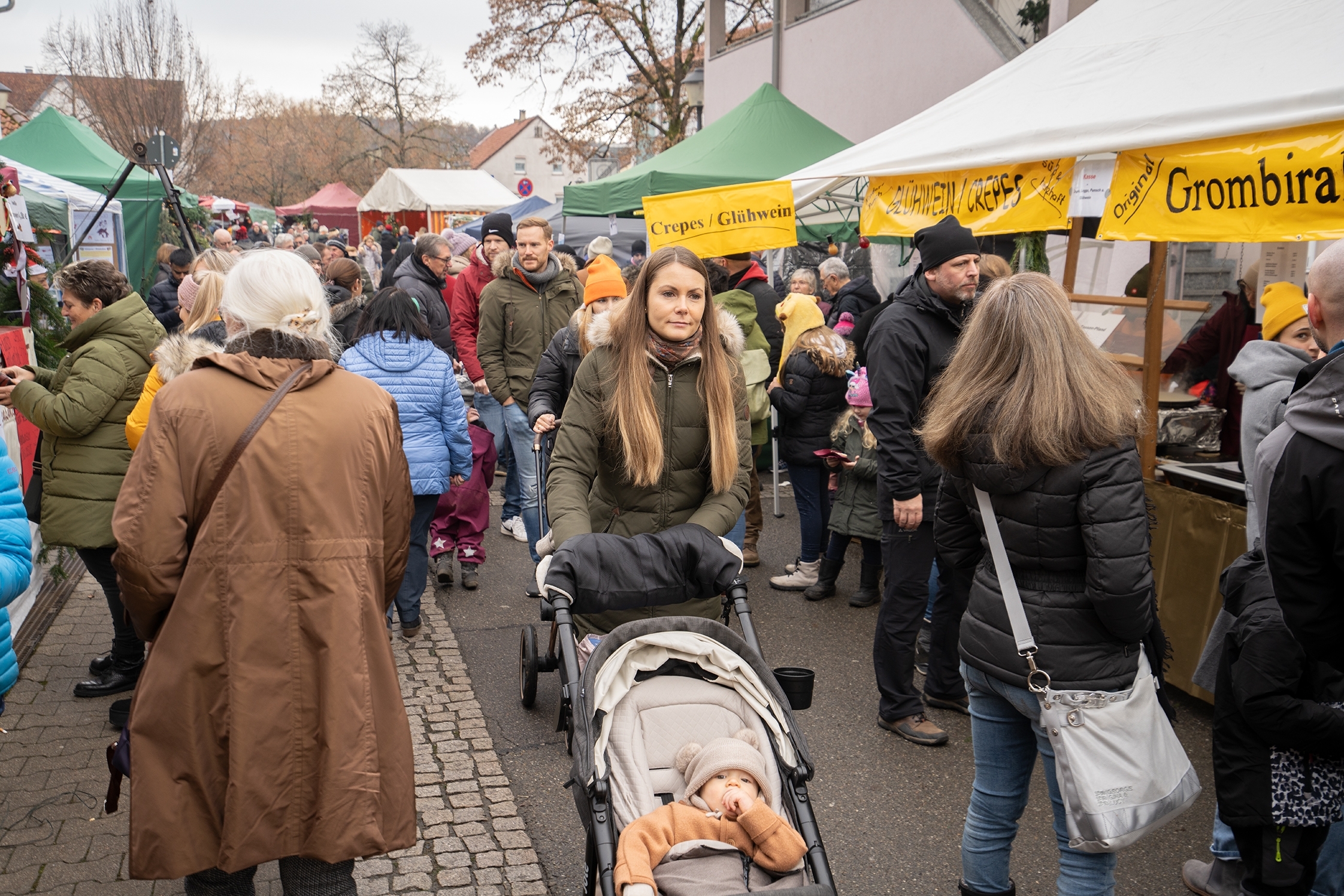 Viel los war beim Weihnachtsmarkt in Aidlingen.    Bild: Richter