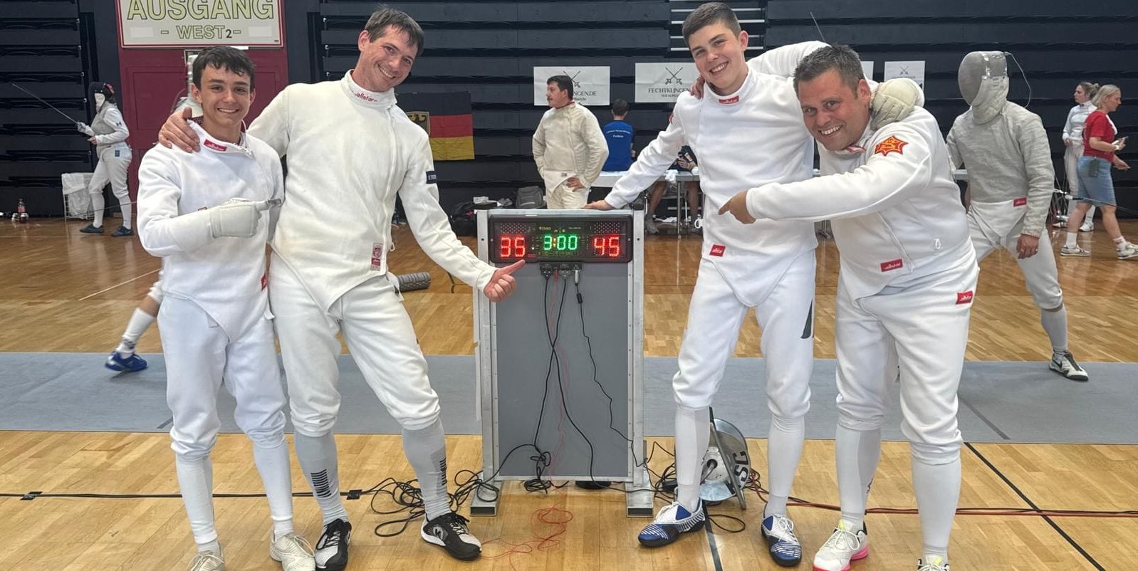 Es läuft - Jan-Luca Schielke, Steffen Launer, Lucas und Marcel Idler nach dem Viertelfinalsieg gegen Berlin. Bild: z
