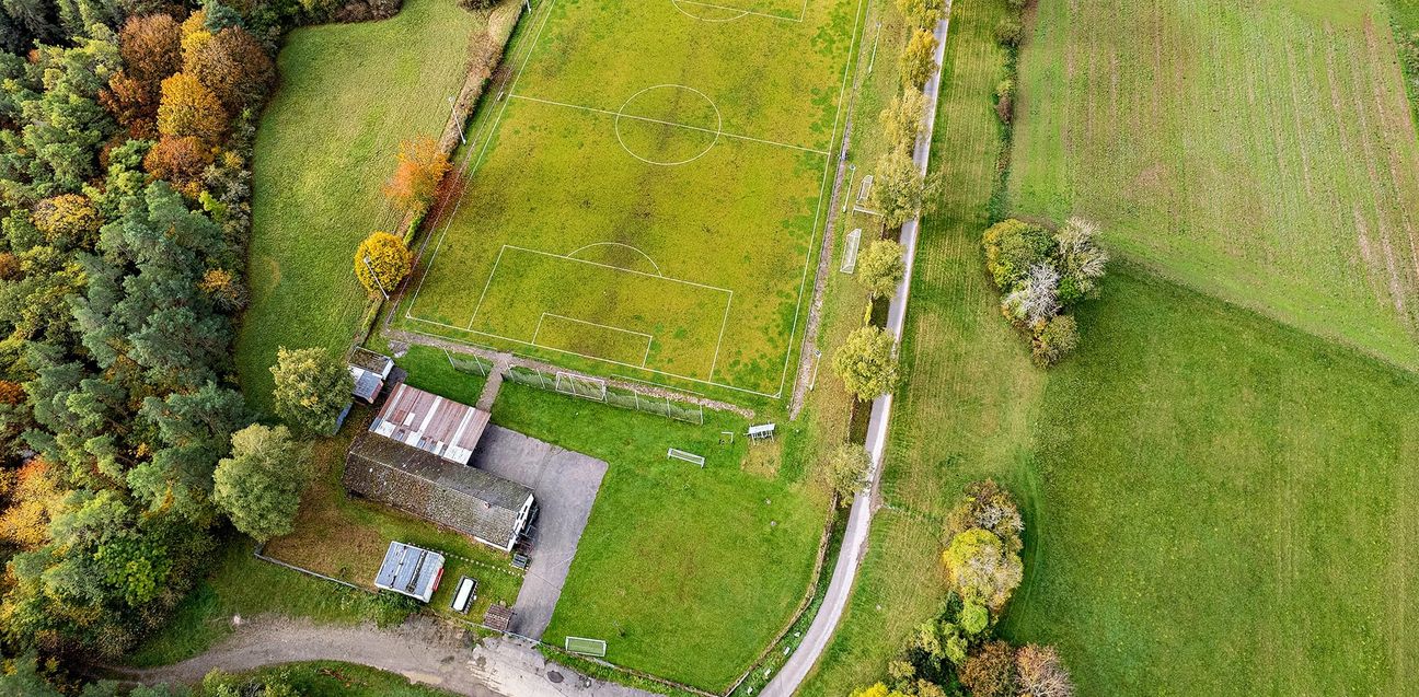 Das Sportheim am unteren Rand des Bildes wird abgerissen und durch einen Neubau ersetzt. Außerdem werden auf dem Gelände zwei neue Sportplätze angelegt. Bild: Richter