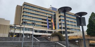 Auch wenn es fast so aussieht: Die Fahnen hängen vor dem Sindelfinger Rathaus nicht auf Halbmast.