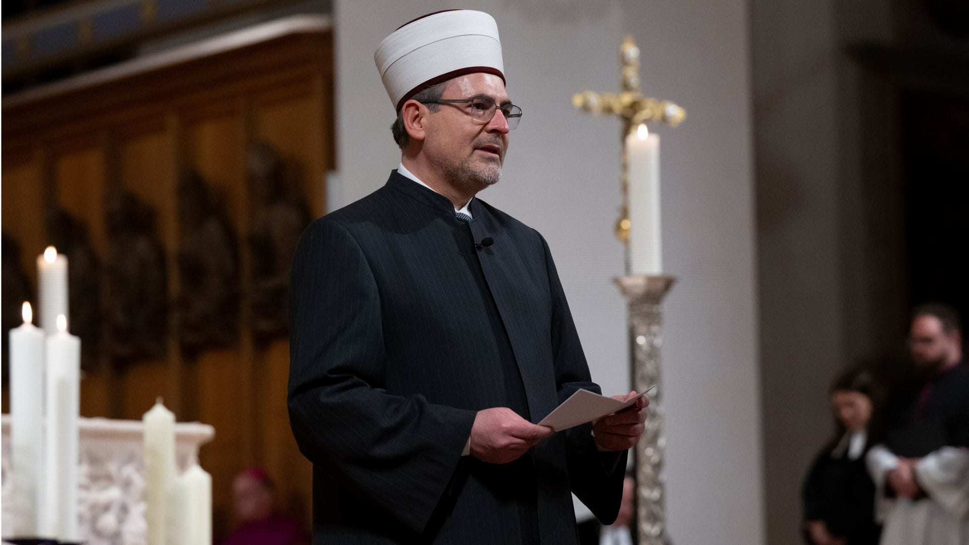 Imam Benjamin Idriz sprach im Namen der muslimischen und afghanischen Gemeinden den Opfern Mitgefühl und Solidarität aus.