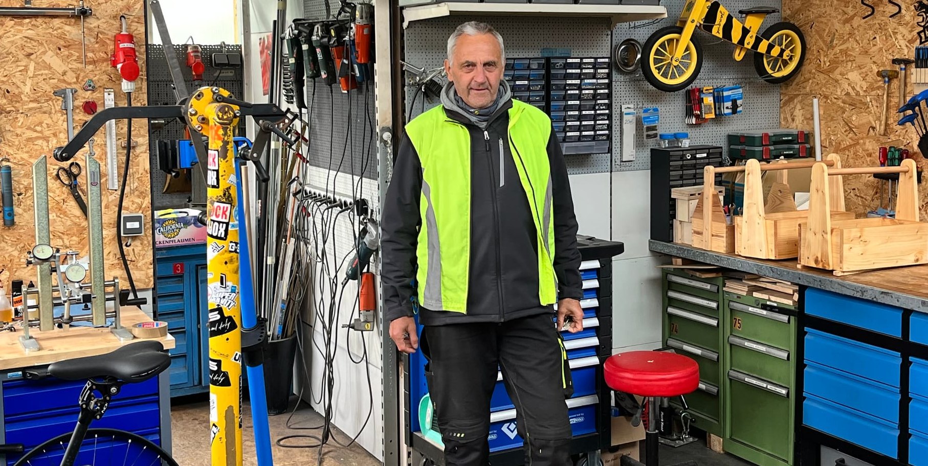 Roland Schmitt vom ADFC gibt in der freien Werkstatt Schaffbar in Böblingen gerne Hilfestellung und Rat bei Fragen rund ums eigene Fahrrad.
