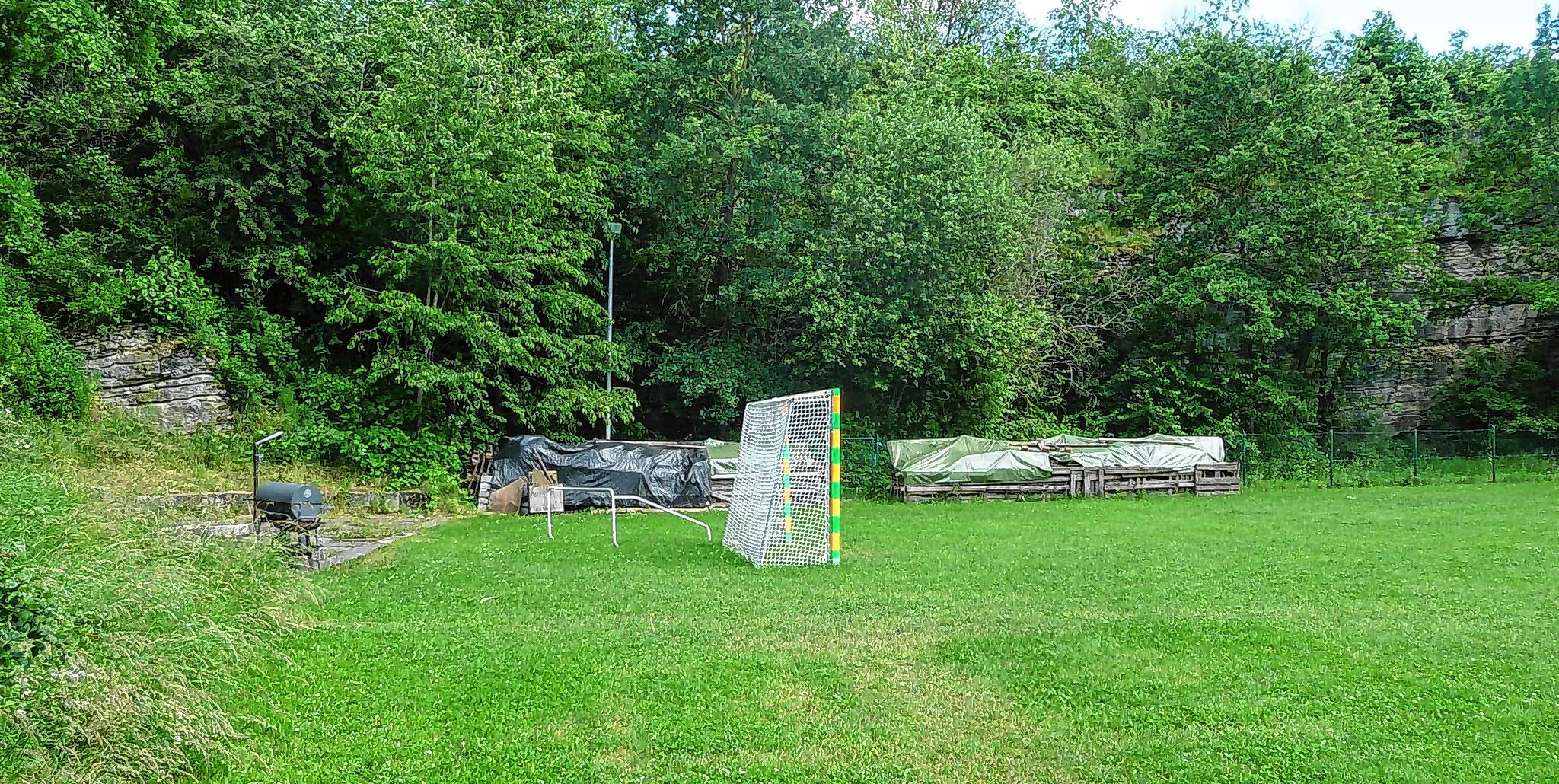 Ein Teil des CVJM-Geländes im Magstadter Rotsteinbruch. Die Felswand im Hintergrund soll zu eienem Naturdenkmal werden.  Bild: Reichert
