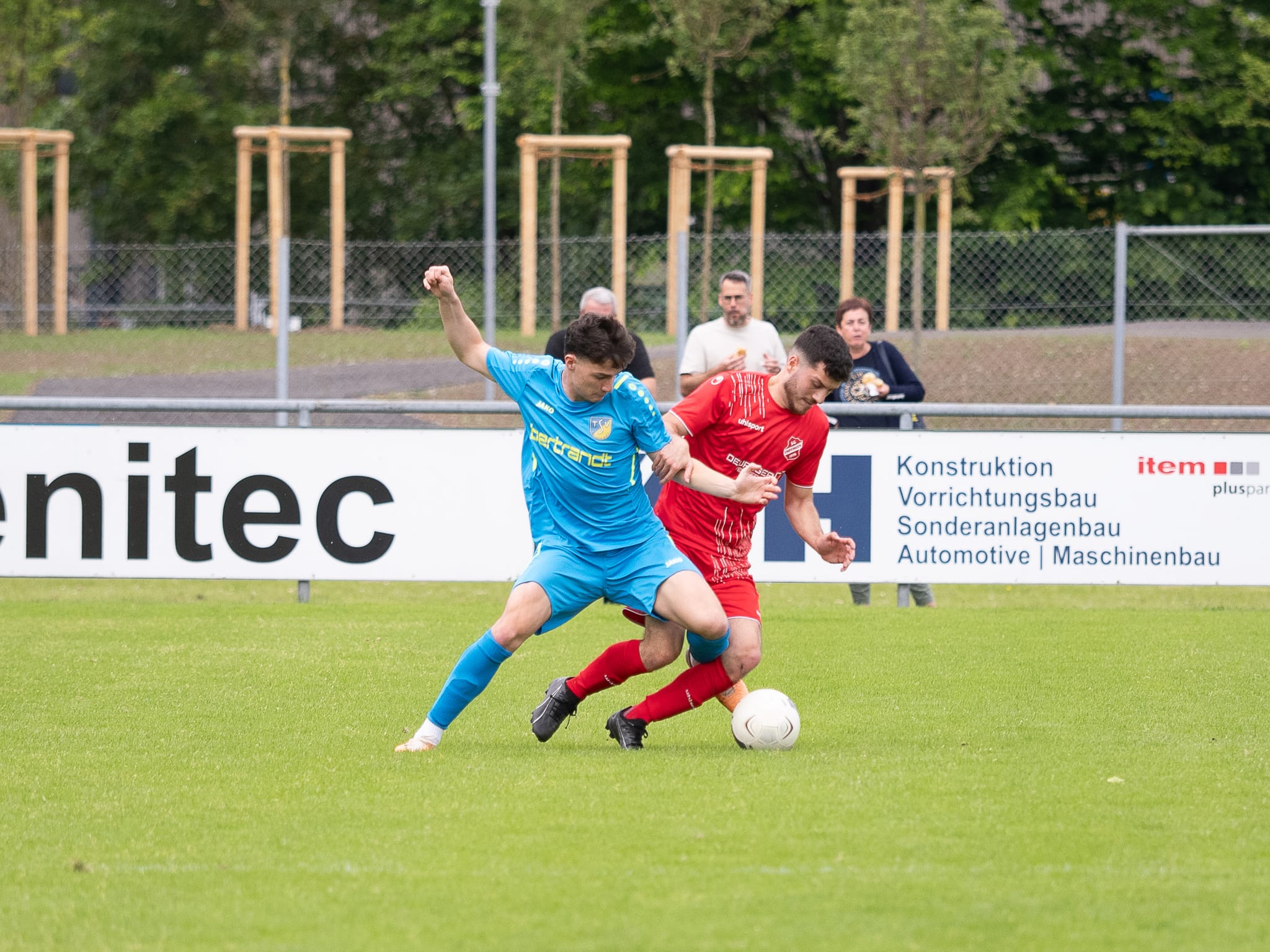 Jonas Horvat (links) spielt auch in der kommeden Landesliga-Saison für den TSV Ehningen.  Er hat den Verein nicht verlassen. Bild: Eibner