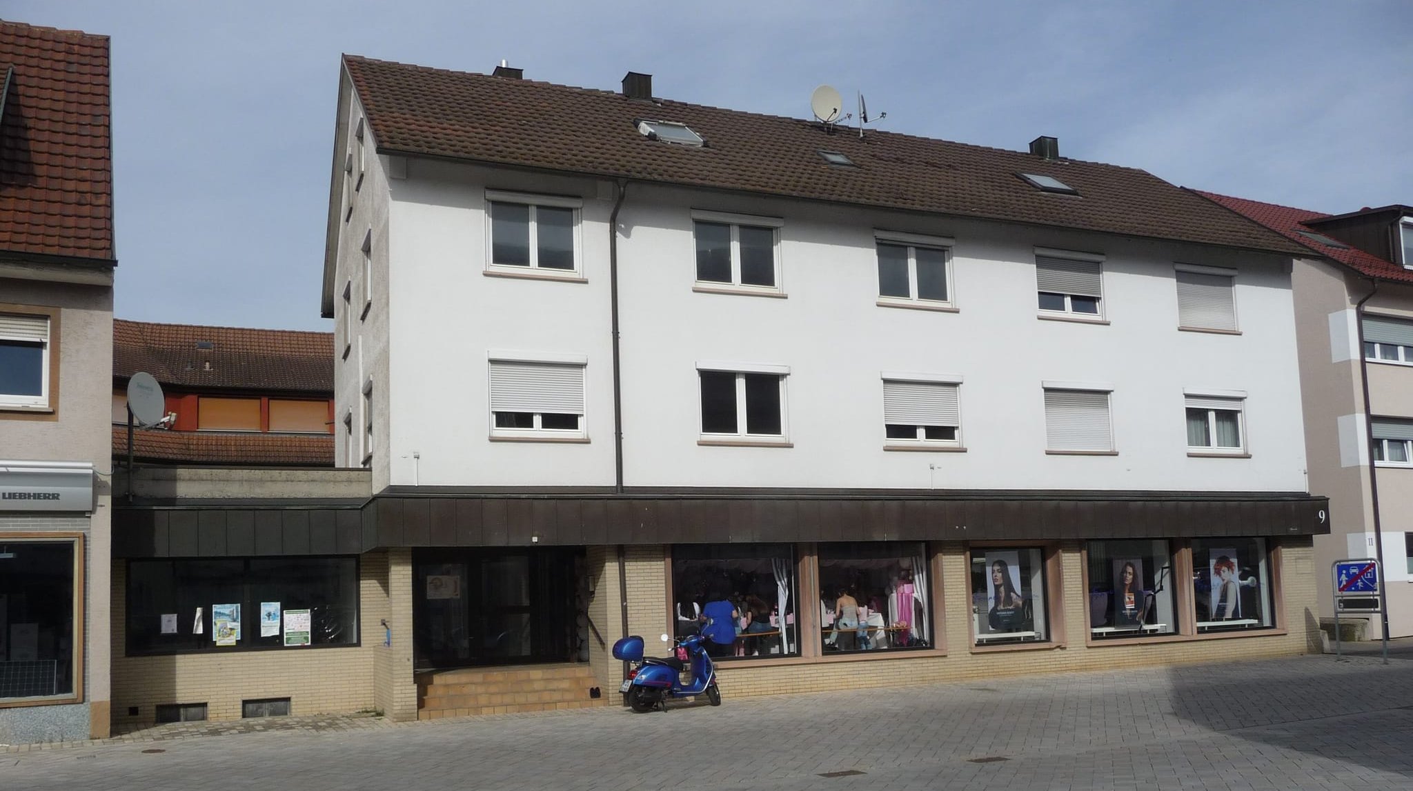 Dieses Gebäude an der Alten Stuttgarter Straße, gegenüber der jetzigen Bücherei, soll umgebaut werden. Geplant sind die Bücherei, eine Ladeneinheit und Wohnungen.