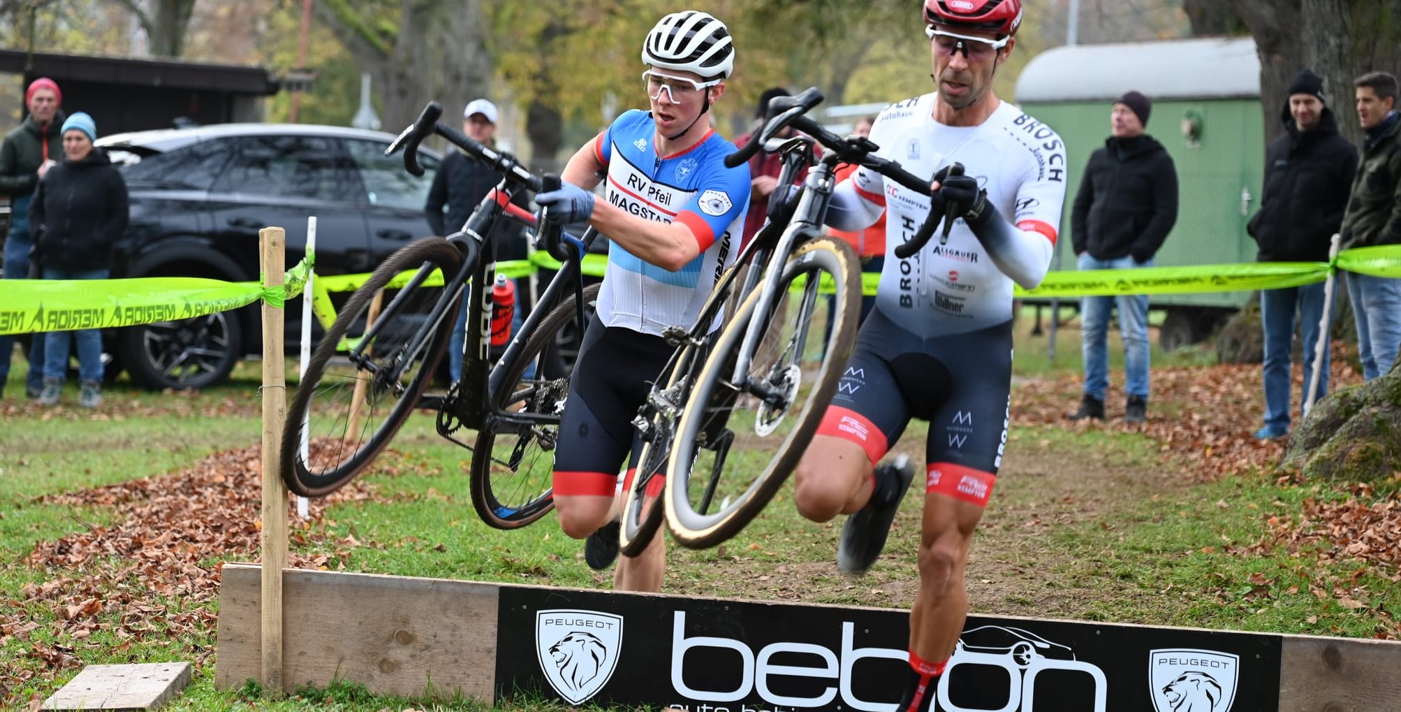 Der Deufringer Max Vetter (links) : im Sommer Triathlet beim VfL Sindelfingen, im Winter Crossfahrer der Männer-Eliteklasse beim RV Pfeil Magstadt.  Bild: Reichert