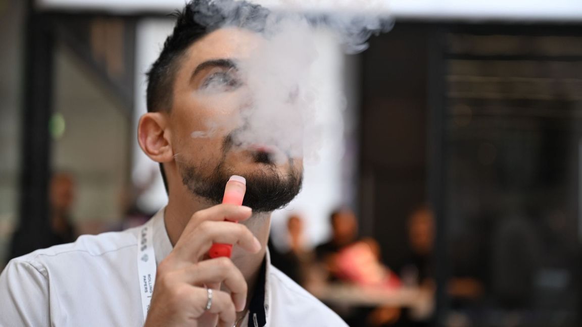 Ein Verkäufer einer E-Zigaretten-Firma nutzt bei der Dortmunder Messe Intertabac demonstrativ eine E-Zigarette. Der Verkauf dieser Produkte boomt. (Archivbild)