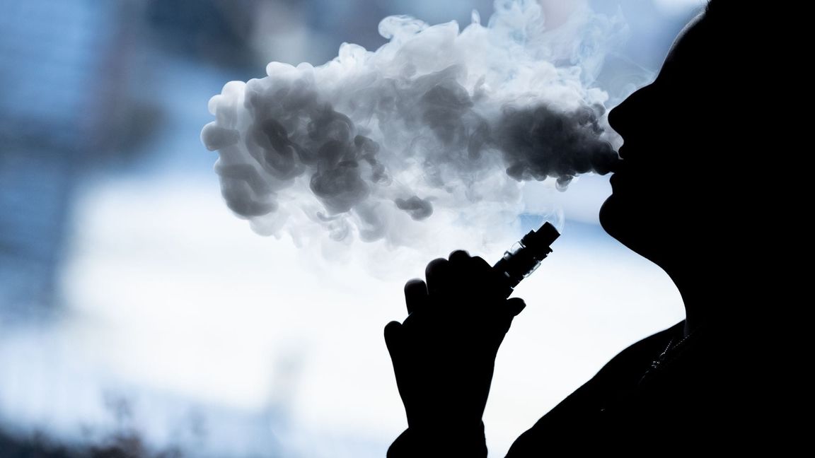 Hat diese Vaperin gerade einen der 13 umstrittenen Inhaltsstoffe inhaliert? Die Wahrscheinlichkeit ist hoch. (Symbolbild)