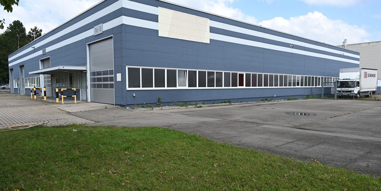 Die Halle an der Ecke Nelkenstraße/Steinbrechstraße soll von Oktober an abgebrochen werden, um Platz zu schaffen für den Neubau von Lidl, Die weiteren, an DB-Schenker vermieteten Hallen an der Steinbrechstraße bleiben vorerst stehen.