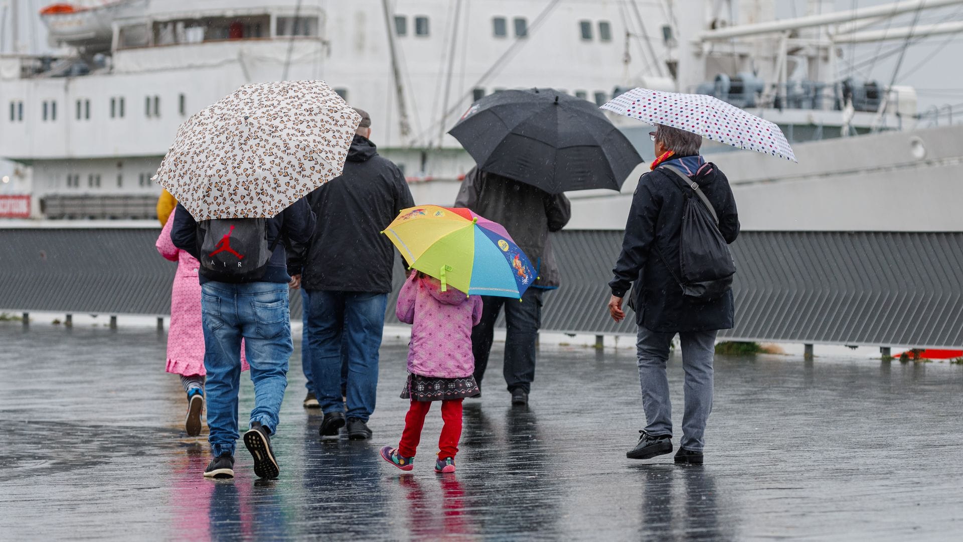 An den Küsten ist auch am Sonntag noch mit Regen und Sturm zu rechnen.