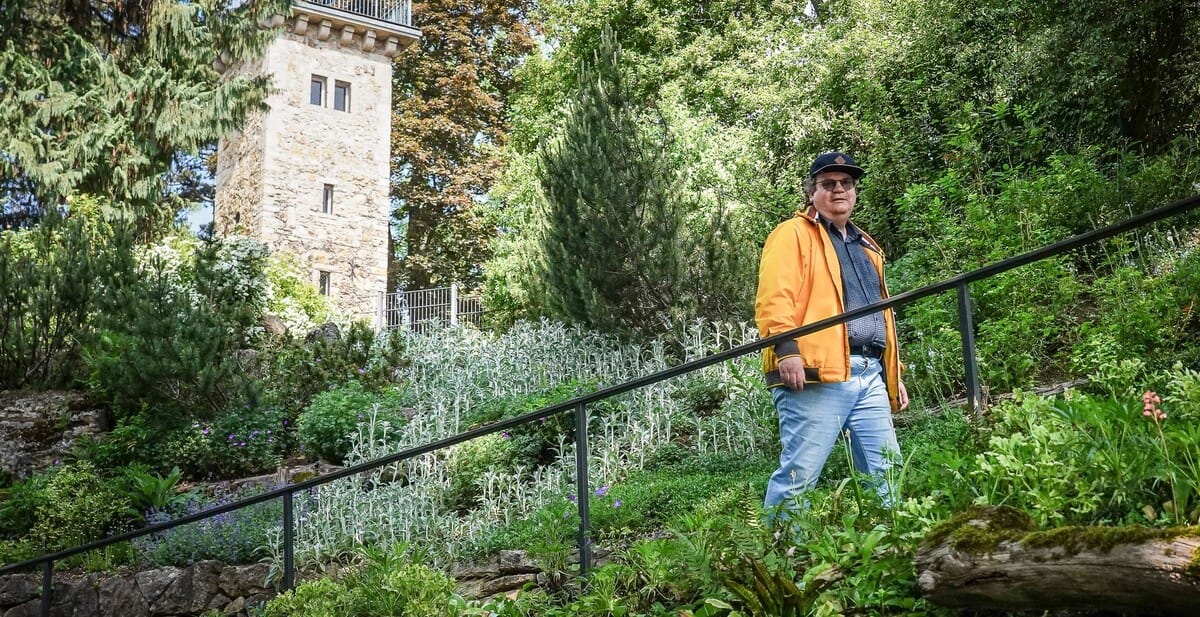 Matthias Busch vom Geschichtsverein Pro Alt-Cannstatt im eher unbekannten Daimler-Garten in Bad Cannstatt. Die Anlage wurde einst vom Stuttgarter Landschaftsarchitekten Albert Lilienfein entworfen und gebaut.