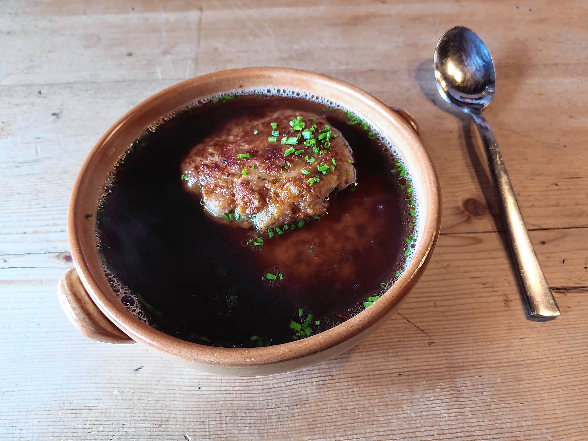 Da der Sommer auf sich warten lässt, eignen sich Kaspressknödel am Freitagabend für das EM-Spiel der Österreicher gegen Polen als Halbzeitsnack ganz hervorragend. Bild: Nüßle