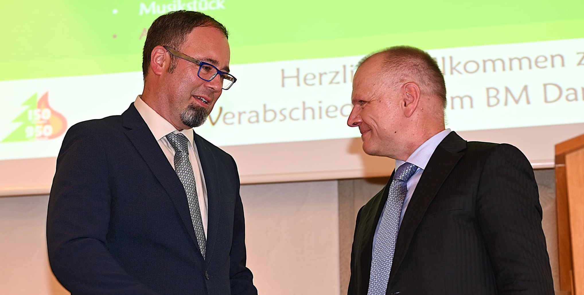 Deckenpfronns stellvertretender Bürgermeister Ralph Süßer (rechts) verabschiedet Daniel Gött nach 16 Jahren als Bürgermeister. Bild: Reichert