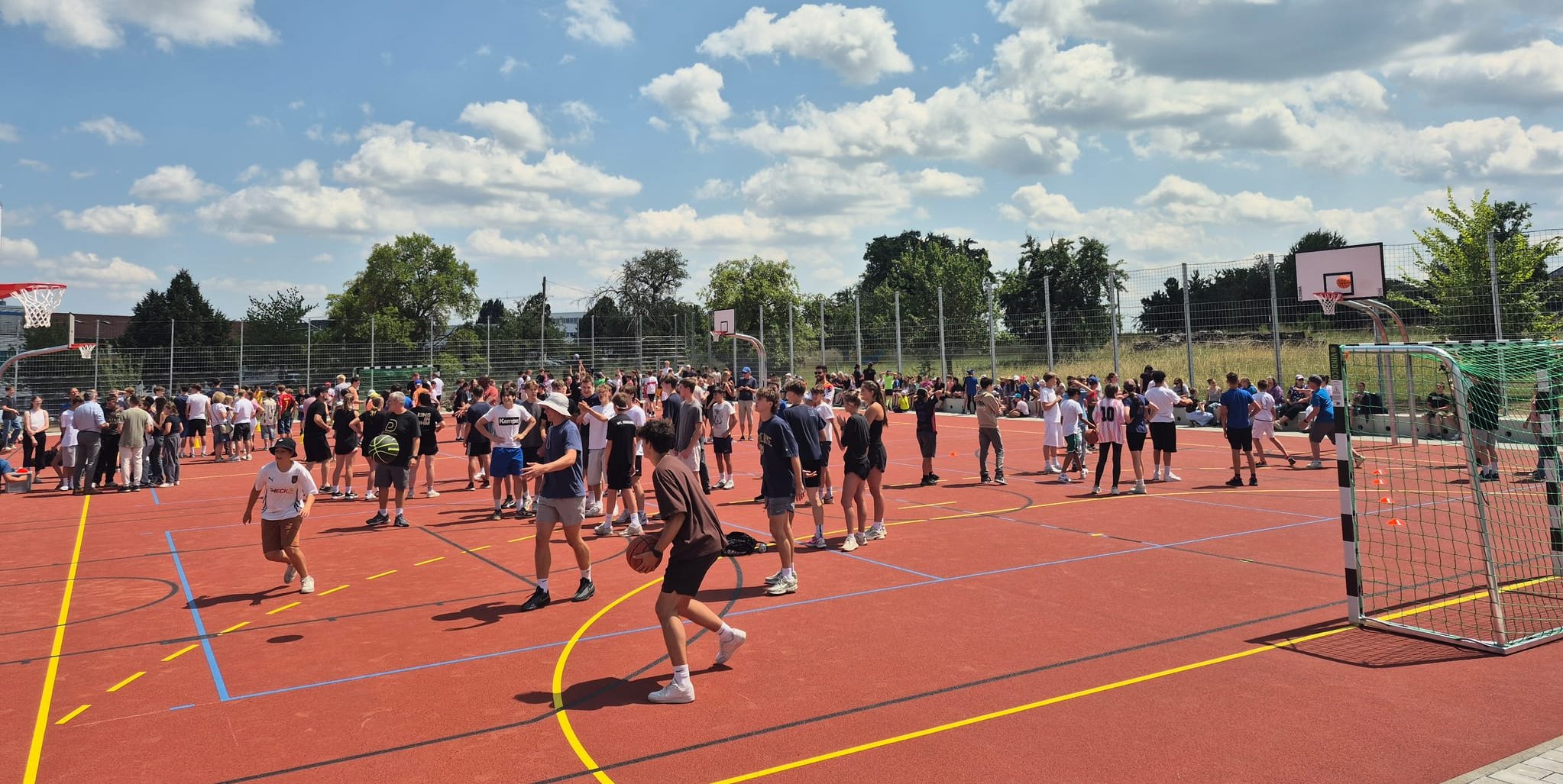 Schüler trainieren mit US-Athleten auf dem neuen Sportplatz.Bild: Gertraud Schöpflin