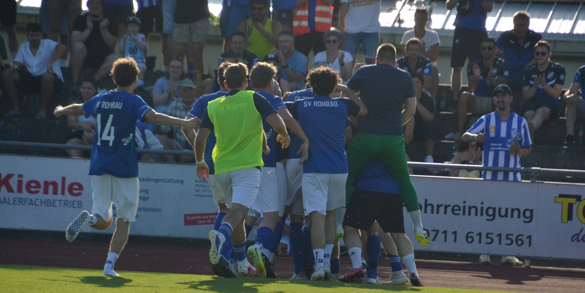 Der SV Rohrau feiert mit seinen Fans den Bezirksliga-Klassenerhalt.